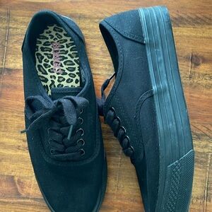 Bongo black platform lace up sneakers size 7M